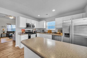 Frigorifero, microonde, forno, piano cottura