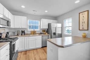 Fridge, microwave, oven, stovetop - Chic 3BR Townhome Next to Neuse River Trail - 1 Min Walk (Raleigh)