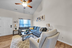 Smart TV - Chic 3BR Townhome Next to Neuse River Trail - 1 Min Walk (Raleigh)