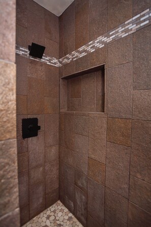 Dusche, Handtücher, Shampoo, Toilettenpapier