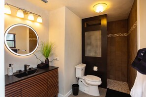 Een douche, handdoeken, shampoo, toiletpapier
