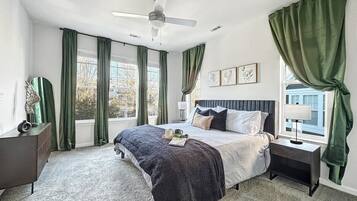 1 Schlafzimmer, Schreibtisch, Bügeleisen/Bügelbrett, Reisekinderbett