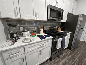 Réfrigérateur, four à micro-ondes, un four, surface de cuisson