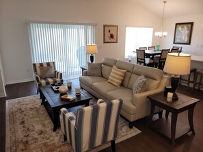 Een smart-tv, videogames en een tafeltennistafel