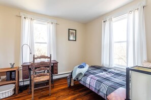 3 bedrooms, desk, iron/ironing board, free WiFi