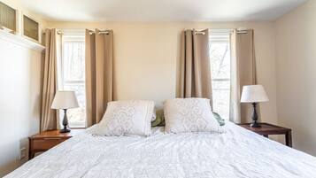 3 bedrooms, desk, iron/ironing board, free WiFi