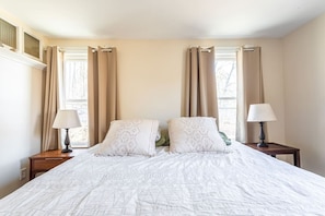 3 bedrooms, desk, iron/ironing board, free WiFi