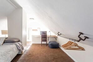 3 habitaciones, escritorio, tabla de planchar con plancha y wifi gratis