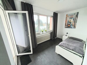 3 bedrooms, desk, iron/ironing board, travel cot - Kraftmensch Oberhausen, 3 Schlafzimmer mit Balkon (Oberhausen)