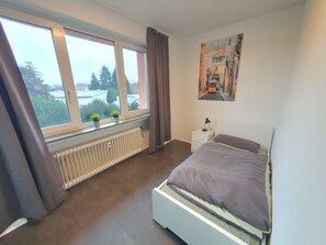 3 habitaciones, escritorio y tabla de planchar con plancha 