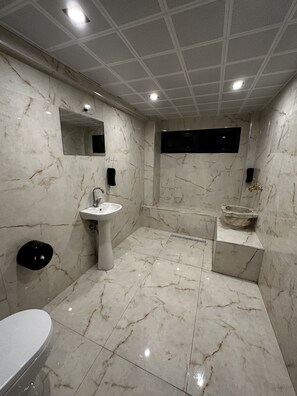 Royal Room | Bathroom | Slippers - Loft Suite Residence (Bursa)