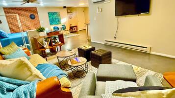 TV connectée, livres, médiathèque