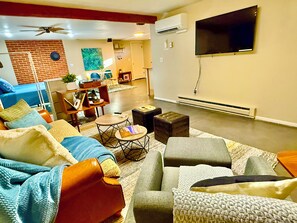 Smart TV, libros y biblioteca musical 