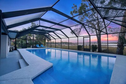 Super Mario's Riverside Hideaway: Unique Family Fun with Pool & Games