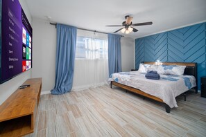 6 bedrooms, iron/ironing board, WiFi, bed sheets - Super Mario's Riverside Hideaway: Unique Family Fun with Pool & Games (Jacksonville)