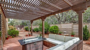 A covered patio area with a seating arrangement and a small table. - Sedona Retreat W/ Tesla Mobile Charger (Sedona)
