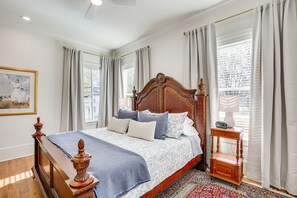 1 bedroom, desk, iron/ironing board, WiFi - Historic Charnwood Guest House- 1 Mile to Downtown (Tyler)