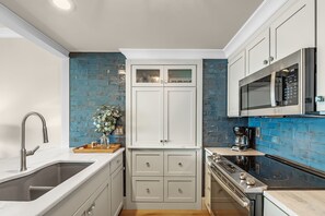 Fridge, microwave, oven, stovetop - South Harbour 3D | Sunset Views | Pensacola Beach | My Beach Getaways (Pensacola Beach)