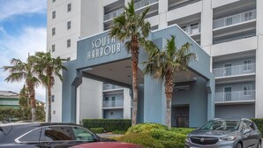 Un bâtiment moderne sur lequel on peut lire l’inscription « South Harbour ».