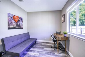 Interior - Hip, Spacious Hutto Home 4/2, 3 Mins to Kalahari, Hutto Co-Op, and Dell Diamond (Hutto)
