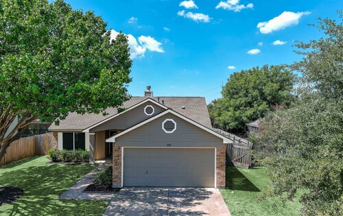 Hip, Spacious Hutto Home 4/2, 3 Mins to Kalahari, Hutto Co-Op, and Dell Diamond 