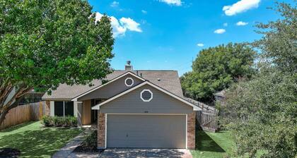 Hip, Spacious Hutto Home 4/2, 3 Mins to Kalahari, Hutto Co-Op, and Dell Diamond