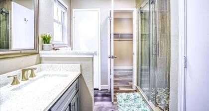 Hip, Spacious Hutto Home 4/2, 3 Mins to Kalahari, Hutto Co-Op, and Dell Diamond