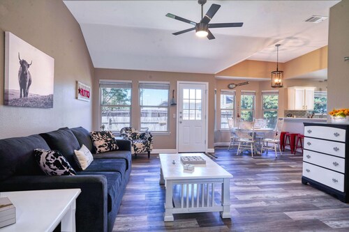 Hip, Spacious Hutto Home 4/2, 3 Mins to Kalahari, Hutto Co-Op, and Dell Diamond 