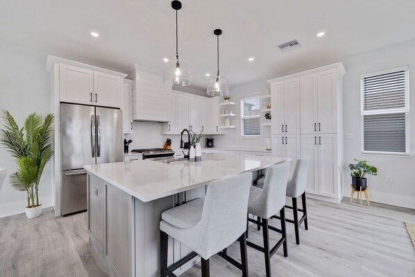 冷蔵庫、電子レンジ、オーブン、食器洗い機