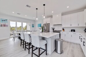 冷蔵庫、電子レンジ、オーブン、食器洗い機