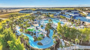 Un resort con varias piscinas, parque acuático y un extenso complejo de edificios.
