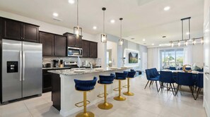 Køleskab, mikrobølgeovn, ovn, kogeplade