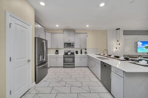 Refrigerador, microondas, horno, placa de cocina