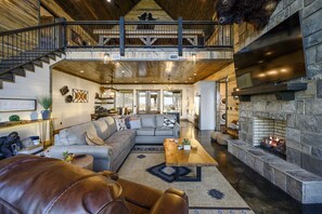 Smart-TV, peis og bøker