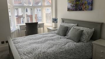 6 bedrooms, iron/ironing board, WiFi, bed sheets