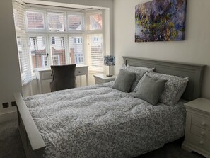 6 bedrooms, iron/ironing board, WiFi, bed sheets