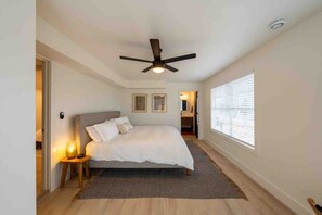 5 bedrooms, desk, iron/ironing board, travel crib - Luxury Lake Living on Grand main (Afton)