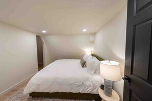 5 室のベッドルーム、デスク、アイロン / アイロン台、旅行用ベビーベッド