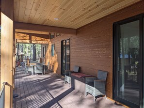 Outdoor dining - Brand new cabin in Pinetop CC (Pinetop-Lakeside)