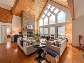 Smart TV, fireplace - Stunning! Renovated! Modern + Beautiful! THE VIEW! (McHenry)