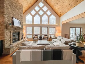 Smart TV, fireplace - Stunning! Renovated! Modern + Beautiful! THE VIEW! (McHenry)