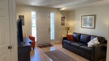 Smart-tv, eldstad och böcker