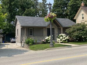 Exterior - Charming Bungalow in the Heart of Elora  (Elora)