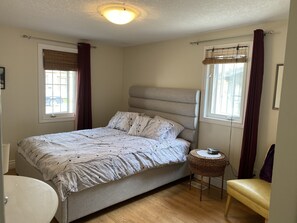 2 bedrooms, desk, iron/ironing board, free WiFi - Charming Bungalow in the Heart of Elora  (Elora)