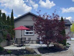 Outdoor dining - Charming Bungalow in the Heart of Elora  (Elora)