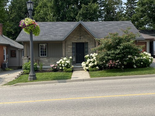 Charming Bungalow in the Heart of Elora 
