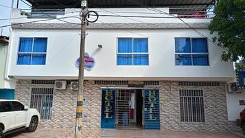 Vista frontal de la propiedad