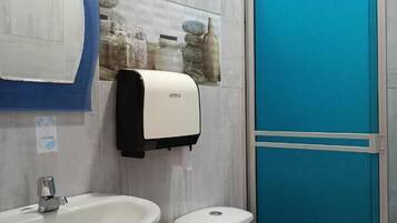 Toallas, jabón, shampoo, papel de baño