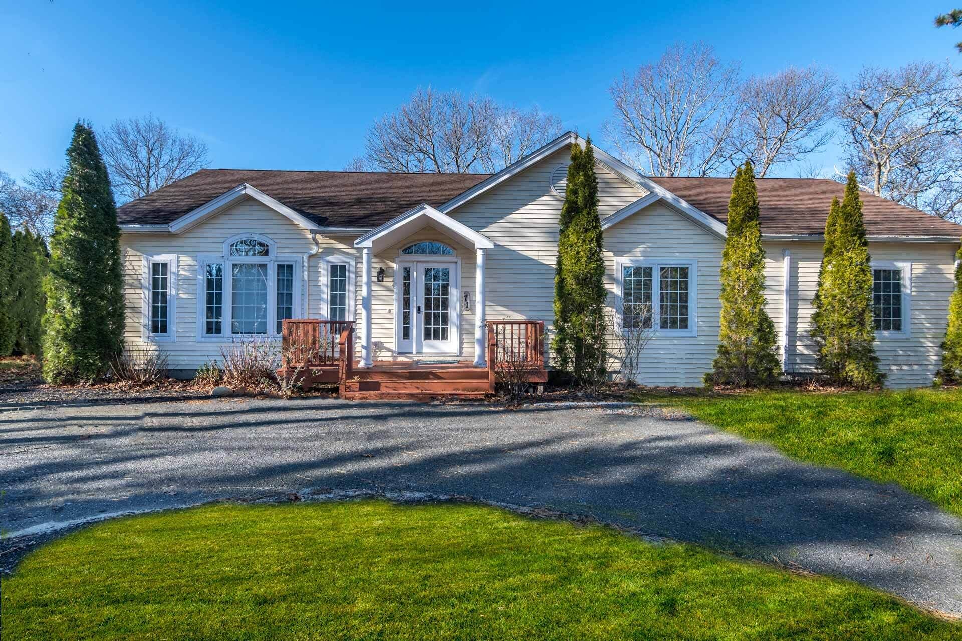 Contemporary Cape In Central Oak Bluffs