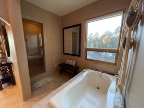 Douche, sèche-cheveux, serviettes fournies, savon